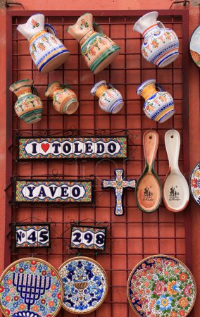 Téléchargez les photos : Tolède, Castille-la-Manche, Espagne- 6 octobre 2022 : Vitrine typique de la boutique de souvenirs dans la vieille ville de Tolède - en image libre de droit