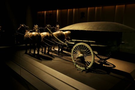Téléchargez les photos : Alicante, Espagne- 14 avril 2023 : Reproduction d'un char en bronze à l'exposition de l'armée de terre cuite au Musée archéologique d'Alicante - en image libre de droit
