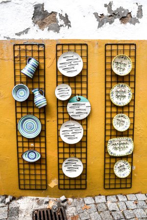 Foto de Evora, Portugal- 10 de octubre de 2022: Típica cerámica portuguesa a la venta en la entrada de una tienda de recuerdos - Imagen libre de derechos