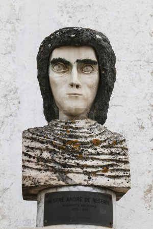 Téléchargez les photos : Evora, Portugal- 10 octobre 2022 : Buste d'André de Resendre dans la vieille ville d'Evora - en image libre de droit