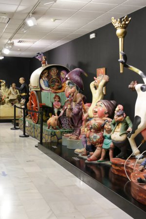 Foto de Alicante, España- 16 de mayo de 2023: Ninots perdonados exhibidos en el Museo Hogueras de Alicante Ciudad - Imagen libre de derechos