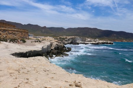 Foto de Playa de Escullos con hermosas dunas fosilizadas en Cabo de Gata, Almería - Imagen libre de derechos