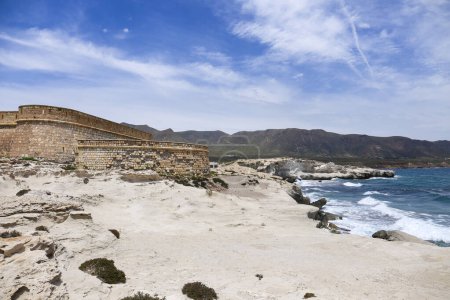 Foto de Playa de Escullos con hermosas dunas fosilizadas en Cabo de Gata, Almería - Imagen libre de derechos