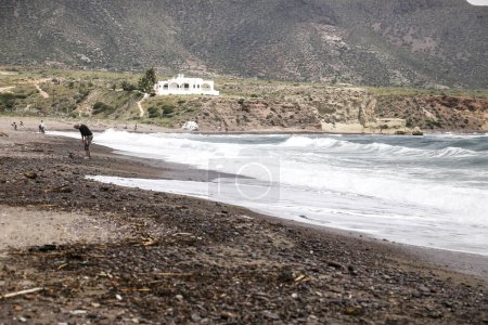 Foto de Cabo de Gata, Almería, España- 17 de junio de 2023: Playa de Escullos con hermosas dunas fosilizadas en Cabo de Gata, Almería - Imagen libre de derechos