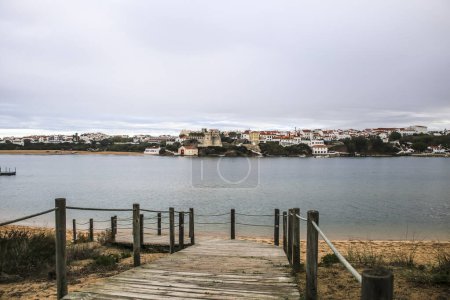 Foto de Antiguo embarcadero de madera en el río Mira en un día nublado en Vilanova de Milfontes, Alentejo, Portugal - Imagen libre de derechos