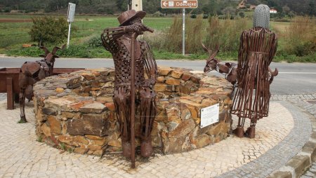 Foto de Odeceixe, Alentejo, Portugal- 20 de octubre de 2022: Esculturas de hierro forjado del escultor Carlos Oliveira Correia en Odeceixe - Imagen libre de derechos