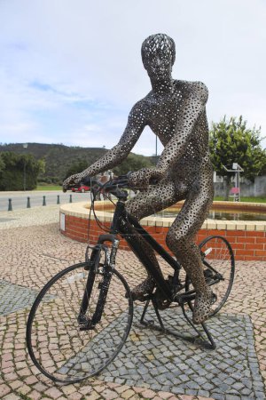 Foto de Odeceixe, Alentejo, Portugal- 20 de octubre de 2022: Esculturas de hierro forjado del escultor Carlos Oliveira Correia en Odeceixe - Imagen libre de derechos