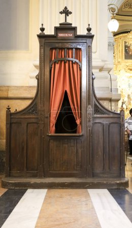 Téléchargez les photos : Saragosse, Espagne- 14 août 2023 : Ancien confessionnal en bois avec rideau rouge dans la cathédrale-basilique Notre-Dame du pilier - en image libre de droit