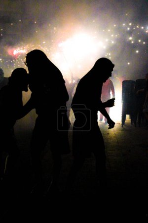 Téléchargez les photos : Feu et démons appelés correfocs dans les festivités de Santa Pola - en image libre de droit