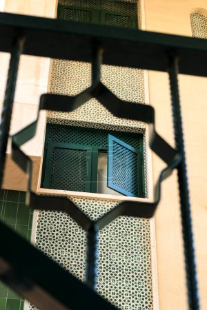 Téléchargez les photos : Belles et colorées fenêtres en bois de style arabe à l'urbanisation sur la côte en Espagne - en image libre de droit
