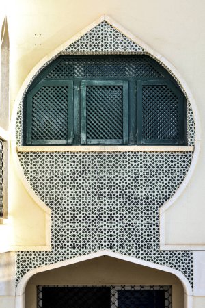 Téléchargez les photos : Belles et colorées fenêtres en bois de style arabe à l'urbanisation sur la côte en Espagne - en image libre de droit