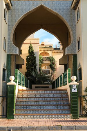 Téléchargez les photos : Santa Pola, Alicante, Espagne- 10 octobre 2023 : Détails architecturaux d'un bâtiment de style arabe sur la côte d'Alicante, Espagne - en image libre de droit