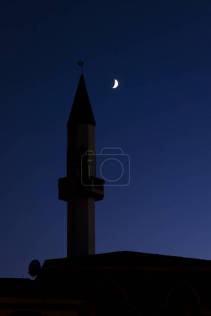 Téléchargez les photos : Lune et ciel clair la nuit avec minaret de construction à Santa Pola - en image libre de droit