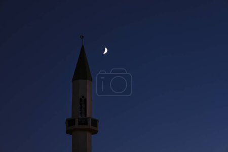 Téléchargez les photos : Lune et ciel clair la nuit avec minaret de construction à Santa Pola - en image libre de droit
