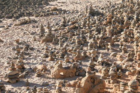 Foto de Piedras redondas apiladas en la orilla de Vilanova de Milfontes - Imagen libre de derechos