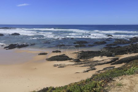 Foto de La playa de Almograve con rocas de basalto negro en la costa de Alentejo, Portugal - Imagen libre de derechos