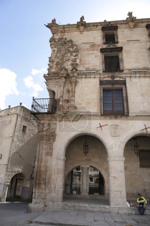Foto de Trujillo, Extremadura, España- 21 de octubre de 2023: Detalles arquitectónicos del Palacio del Marqués de La Conquista en Trujillo - Imagen libre de derechos