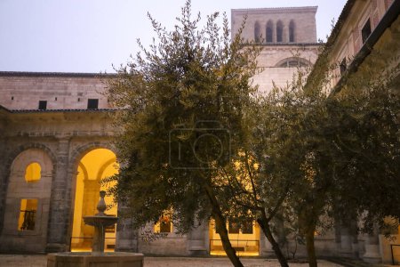 Foto de Cuenca, España- 10 de diciembre de 2023: Arcos, pilares y detalles del Claustro de la Catedral de Cuenca - Imagen libre de derechos