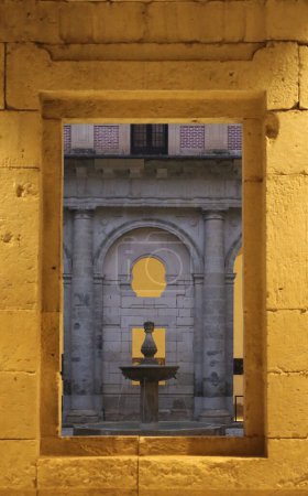 Foto de Cuenca, España- 10 de diciembre de 2023: Arcos, pilares y detalles del Claustro de la Catedral de Cuenca - Imagen libre de derechos