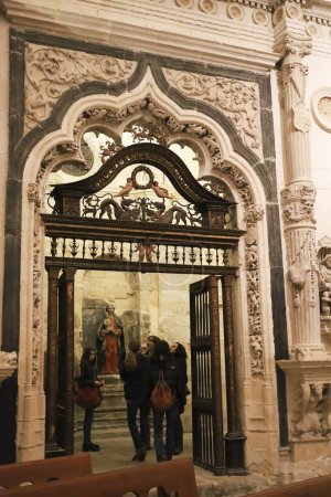 Foto de Cuenca, España- 10 de diciembre de 2023: Detalles arquitectónicos de la Catedral de Cuenca, España - Imagen libre de derechos
