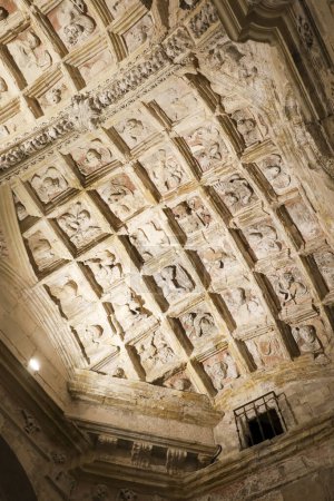 Foto de Cuenca, España- 10 de diciembre de 2023: Techo de piedra tallada de la Catedral de Cuenca, España - Imagen libre de derechos
