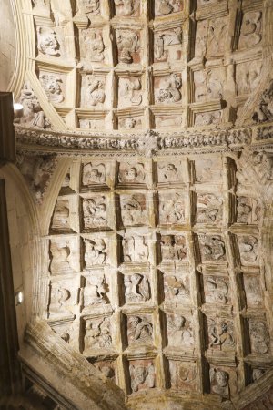 Foto de Cuenca, España- 10 de diciembre de 2023: Techo de piedra tallada de la Catedral de Cuenca, España - Imagen libre de derechos