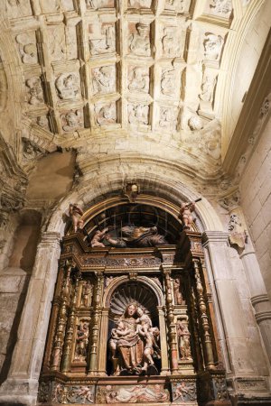 Foto de Cuenca, España- 10 de diciembre de 2023: Detalles arquitectónicos de la Catedral de Cuenca, España - Imagen libre de derechos