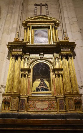 Foto de Cuenca, España- 10 de diciembre de 2023: Detalles arquitectónicos del altar en la Catedral de Cuenca, España - Imagen libre de derechos