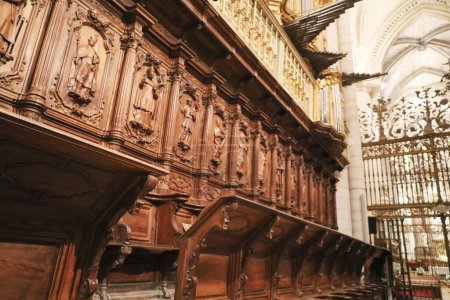 Foto de Cuenca, España- 10 de diciembre de 2023: Hermosos detalles en madera tallada en la Catedral de Cuenca, España - Imagen libre de derechos