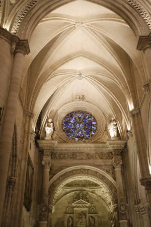 Foto de Cuenca, España- 10 de diciembre de 2023: Vidriera y detalles arquitectónicos de la Catedral de Cuenca, España - Imagen libre de derechos