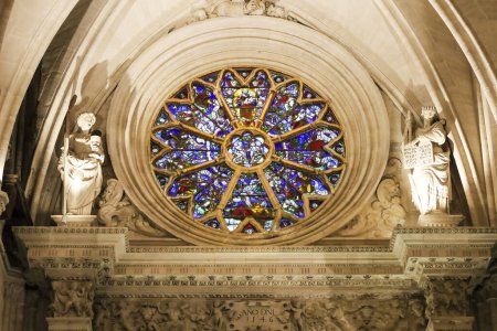 Foto de Cuenca, España- 10 de diciembre de 2023: Vidriera y detalles arquitectónicos de la Catedral de Cuenca, España - Imagen libre de derechos