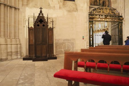 Téléchargez les photos : Cuenca, Castille-La Manche, Espagne- 10 décembre 2023 : Ancien confessionnal en bois de la cathédrale de Cuenca, Espagne - en image libre de droit