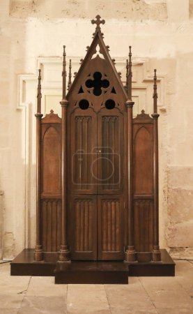 Téléchargez les photos : Cuenca, Castille-La Manche, Espagne- 10 décembre 2023 : Ancien confessionnal en bois de la cathédrale de Cuenca, Espagne - en image libre de droit