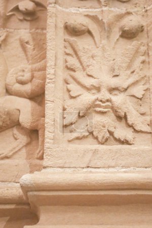 Foto de Cuenca, España- 10 de diciembre de 2023: Detalles arquitectónicos de piedra tallada de la Catedral de Cuenca, España - Imagen libre de derechos