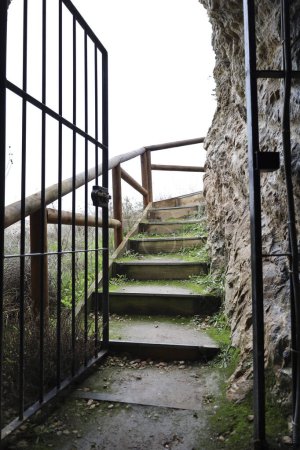 Foto de Entrada a la mina romana The Lapis Specularis en las cuevas de Sanabrio en la región de Cuenca, España - Imagen libre de derechos