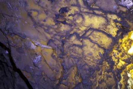 Foto de Iluminado por la roca linterna de Lapis Specularis en la mina romana en las cuevas de Sanabrio en la región de Cuenca, España - Imagen libre de derechos
