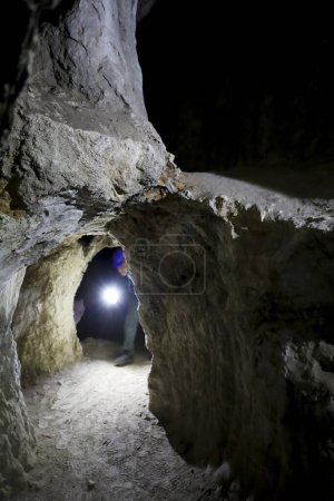 Foto de Cuenca, Castilla-La Mancha, España- 10 de diciembre de 2023: Personas que visitan la mina romana Lapis Specularis en las cuevas de Sanabrio en la región de Cuenca, España - Imagen libre de derechos