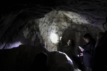 Foto de Cuenca, Castilla-La Mancha, España- 10 de diciembre de 2023: Personas que visitan la mina romana Lapis Specularis en las cuevas de Sanabrio en la región de Cuenca, España - Imagen libre de derechos