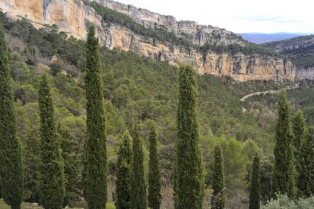 Téléchargez les photos : La Serrania de Cuenca, belle chaîne de montagnes, par une journée nuageuse d'hiver - en image libre de droit