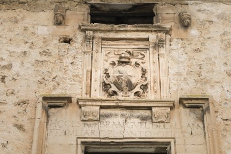 Téléchargez les photos : Armoiries en pierre taillée dans la vieille ville de Priego, région de Cuenca, Espagne - en image libre de droit