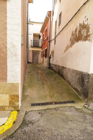 Téléchargez les photos : Rue étroite et lampadaire vintage dans la ville de Priego, région de Cuenca, Espagne - en image libre de droit