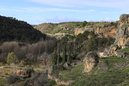 Téléchargez les photos : La Serrania de Cuenca, belle chaîne de montagnes, par une journée nuageuse d'hiver - en image libre de droit