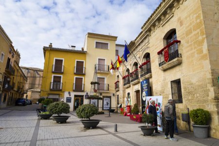 Téléchargez les photos : Priego, Cuenca, Espagne- 10 décembre 2023 : La façade de la mairie sur la place principale de la ville de Priego, Cuenca. - en image libre de droit