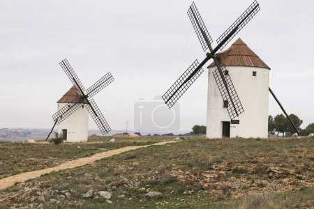 Téléchargez les photos : Moulins à vent de Mota del Cuervo à Castille-La Manche, Espagne - en image libre de droit