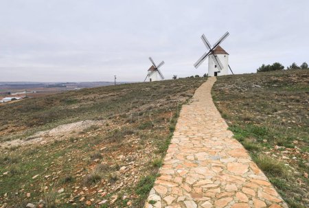 Téléchargez les photos : Moulins à vent de Mota del Cuervo à Castille-La Manche, Espagne - en image libre de droit