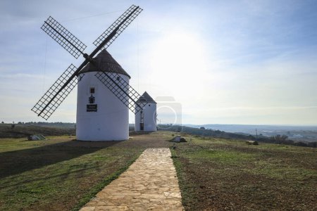 Téléchargez les photos : Mota del Cuervo, Castille-La Mancha, Espagne- 10 décembre 2023 : Moulins à vent de Mota del Cuervo à Castille-La Mancha, Espagne - en image libre de droit
