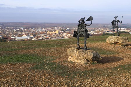 Téléchargez les photos : Mota del Cuervo, Castille-La Mancha, Espagne- 10 décembre 2023 : Moulins à vent de Mota del Cuervo à Castille-La Mancha, Espagne - en image libre de droit