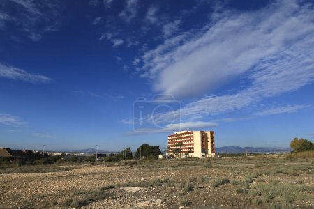 Téléchargez les photos : Nuages lenticulaires sur la ville de Santa Pola en Espagne - en image libre de droit