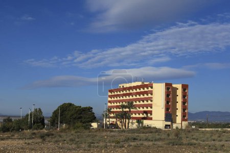 Nuages lenticulaires sur la ville de Santa Pola en Espagne