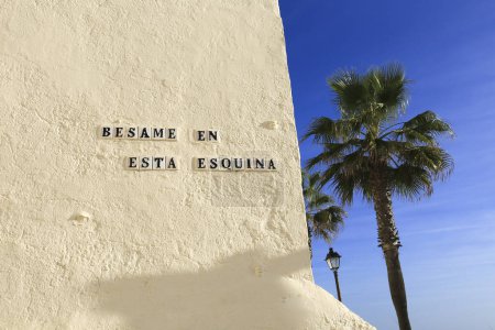 Téléchargez les photos : Rota, Cadix, Espagne- 10 octobre 2023 : Célèbre coin appelé 'Besame en esta esquina' à Playa de la Costilla plage dans la ville de Rota, Cadix, par une journée ensoleillée - en image libre de droit